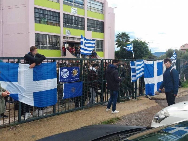 Η αστυνομία επιβεβαιώνει τις χειροπέδες σε 14χρονους μαθητές – Η κυβέρνηση «fake news» το διαψεύδει – «Τρικυμία» στο Υπ.Παιδείας